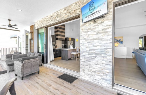 Siesta Key Condo | NEW LISTING! Gertrude's | Penthouse + Pool, 500ft to Private Beach