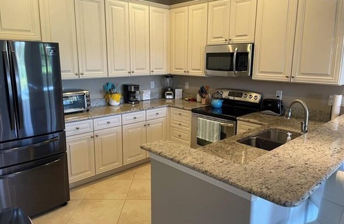 Fort Myers Condo | NEW LISTING! Ground level condo, 2 King Bdrm w/2 Ensuite Bathsnnnnnnn