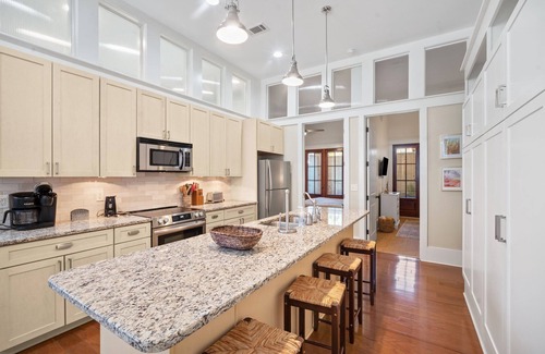 Habersham Villa | New Listing! Habersham Flat - Sleeps 4 Walking Distance to Pool and Market St