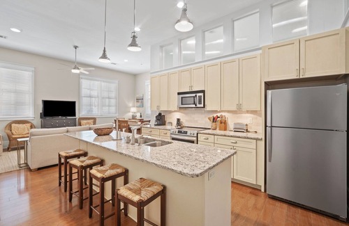 Habersham Villa | New Listing! Habersham Flat - Sleeps 4 Walking Distance to Pool and Market St