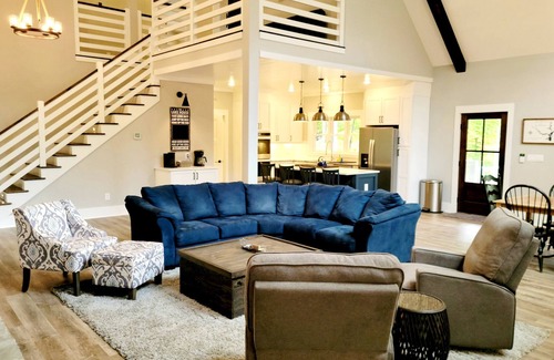 Martin House | NEW LISTING ! Lake Hartwell/Waterfront Hot tub Fire Pit Pool Table
