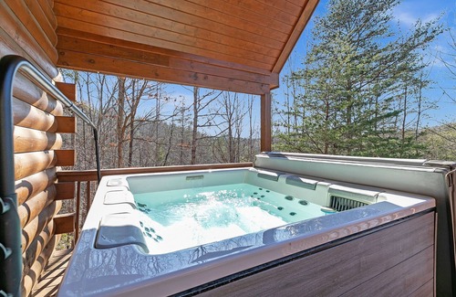 Sweetbriar Farms Cabin | *New Listing* Log Cabin in Lake Lure ~ Hot Tub ~ Fire pit