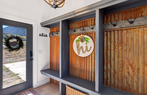 Creede House | New Listing! Luxury Home, Private Hot Tub, Mountain Views, Pet-Friendly