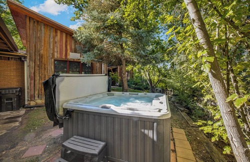 Moab Cabin | New Listing! Main Street Retreat | Moab Studio w/Soaking Tub & BBQ