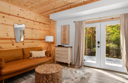 Cherry Log Cabin | New listing~modern~remodeled~hot tub~creek