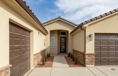 St. George House | New listing* moments away from St. George's world renowned biking trails * *