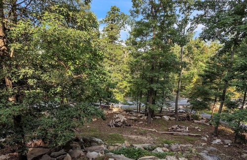 Millville House | NEW LISTING! Mountain Chic Retreat by RedAwning