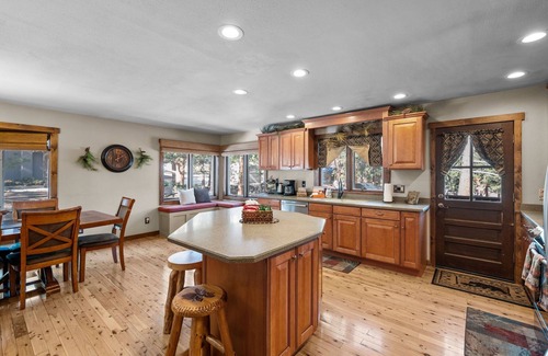 Estes Park House | New Listing! Mountain Forest Scenic Home - Hot Tub