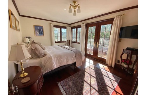 Fairfax House | NEW LISTING - Mountain View Estate