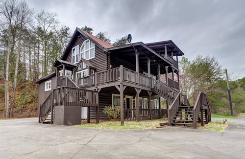 Ranger House | New listing! Perfect home w/ game room, balcony views, & full kitchen!
