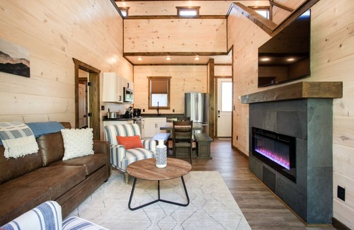 Sevierville Cabin | New Listing Promo! Heart Lake: Hot Tub & Game Room