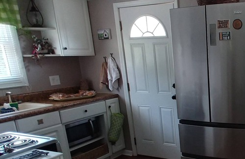 Lenoir Cottage | NEW LISTING ♥ Quiet Cottage Nestled in the Foothills - Pet Friendly! ♥