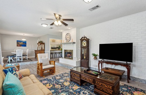 Ono Island House | New Listing!| Quiet Neighborhood| Sun Room| Large Patio| Neighborhood beach, playground & tennis