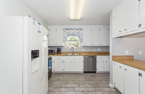 Ono Island House | New Listing!| Quiet Neighborhood| Sun Room| Large Patio| Neighborhood beach, playground & tennis