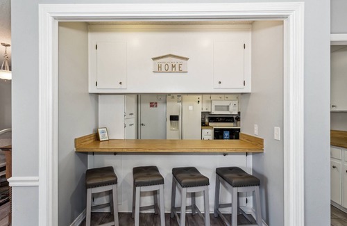 Ono Island House | New Listing!| Quiet Neighborhood| Sun Room| Large Patio| Neighborhood beach, playground & tennis