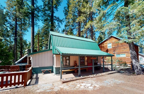 West Village House | New listing! Rustic cabin in Shaver Lake w/free WiFi/full kitchen - near beach!