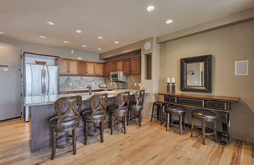 Salt Lake Mountain Resorts Condo | New Listing! Ski in/Ski out to Snowbird in Beautiful Two Bedroom with Stunning Views