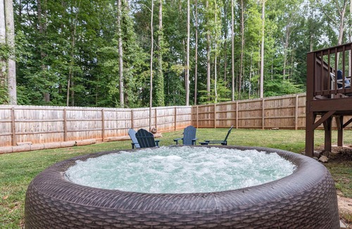Paw Creek House | New Listing! Sleeps 11~Hot Tub~Fenced In Backyard