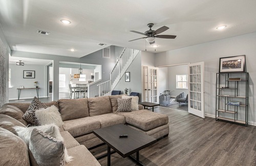 Highland Park House | New Listing! Spacious 4 BDRM Home W/Pool Mins To DT/Riverwalk!
