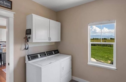 Manhattan House | New Listing! Spacious Manhattan home great for groups! Near Belgrade & Bozeman.