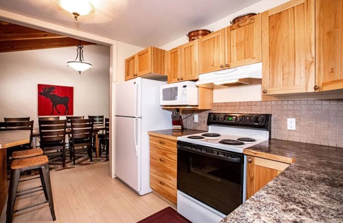 Whitefish House | NEW LISTING - The Mtn House with a private HOT TUB in Ptarmigan - Sleeps 10