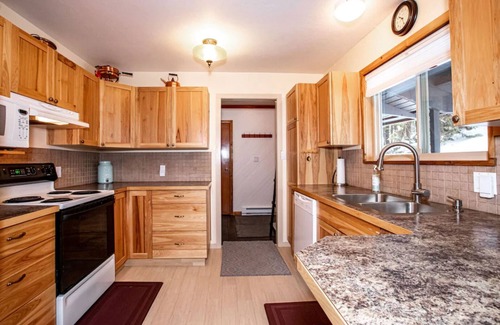 Whitefish House | NEW LISTING - The Mtn House with a private HOT TUB in Ptarmigan - Sleeps 10