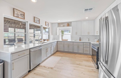 Spring Hill House | New Listing/Tiki Bar/Waterfront/Pool/games