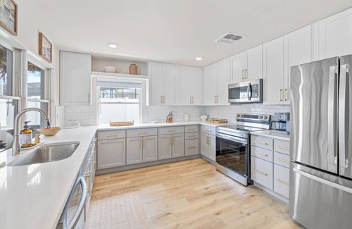 Spring Hill House | New Listing/Tiki Bar/Waterfront/Pool/games