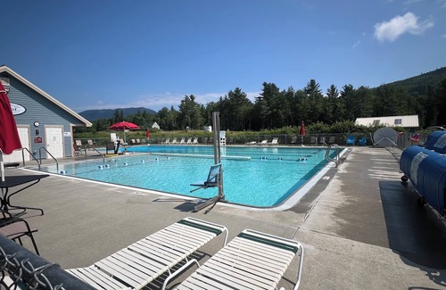 Carrabassett Valley Ski Chalet | New Listing! Cozy Chalet 10-Minute Drive to Sugarloaf, Sleeps 9
