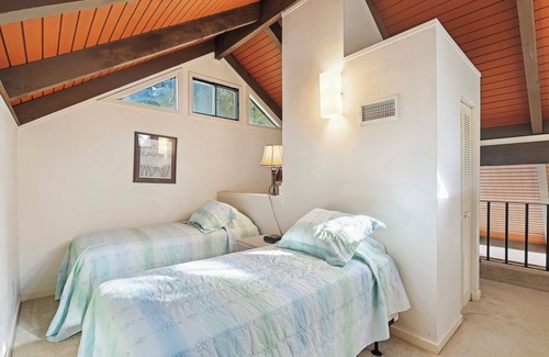 Night Heron Condo | New Listing 2 BR Night Heron Close to Beach w Lagoon Views Sleeps 6 King 4 Twins