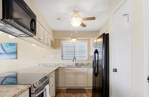 Galveston House | New Listing! Waterfront Home on Tiki Island, Only 5 Miles to Galveston-Tiki Retreat