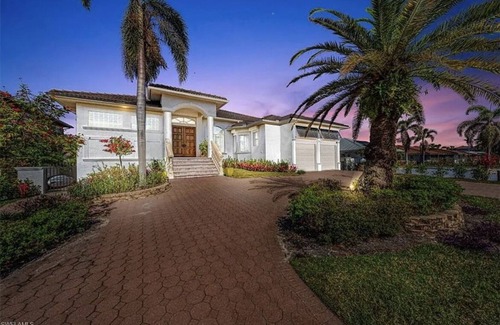 Connors House | NEW LISTING Waterfront Retreat