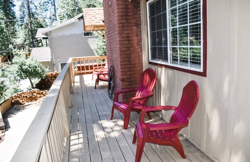 Mi-Wuk Village Cabin | NEW-Lofty Pair Cabin Retreat : Lakes,Casinos,Skiing & More!