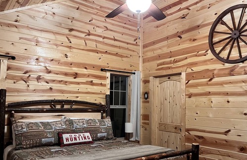 Natures Courtyard Cabin | NEW log cabin on paved road with stream, NO pet fees!