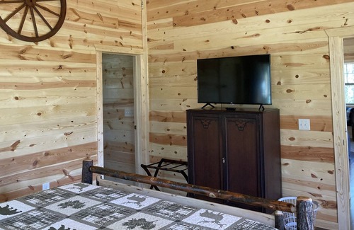 Natures Courtyard Cabin | NEW log cabin on paved road with stream, NO pet fees!