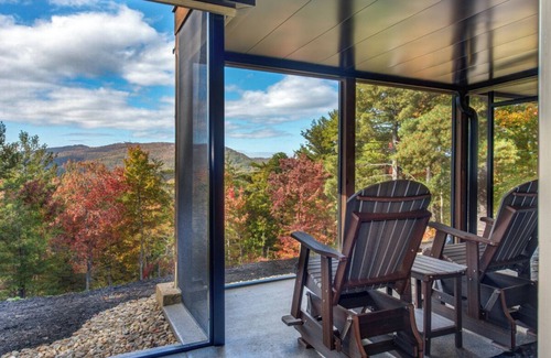 Walland Cabin | New LUX 4BR w views! Hot Tub + Media Room