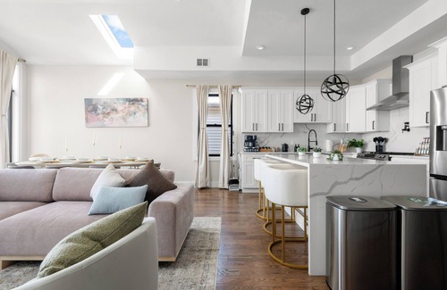 The Heights Condo | New! Lux Home w/Rooftop Oasis I Mins to NYC I Sleeps 9