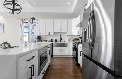 The Heights Condo | New! Lux Home w/Rooftop Oasis I Mins to NYC I Sleeps 9