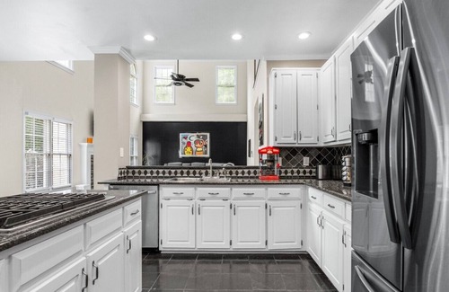 Inman House | New! Lux Mansion, 5 BR 4 BA, Heated Pool, Sleeps 12+