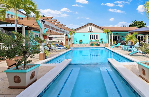Nassau Cottage | NEW LUXE Canal-Front Cottage in THE BAHAMAS!