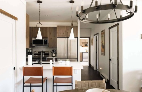 Fraser Condo | New Luxe Condo | Hot Tub | Minutes to WP! | Fraser