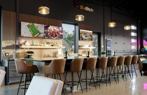 Dripping Springs House | NEW|Luxe Estate|Pond|Pool|Pickleball|Animals|22Ppl