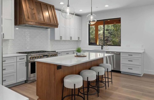 Ronald House | New Luxe Home | Hot Tub, Firepit, BBQ, Chefs Kitch