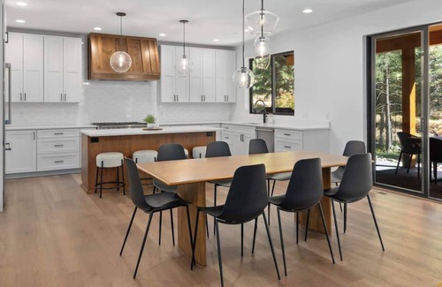 Ronald House | New Luxe Home | Hot Tub, Firepit, BBQ, Chefs Kitch