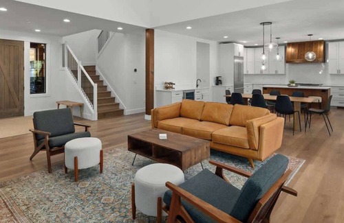 Ronald House | New Luxe Home | Hot Tub, Firepit, BBQ, Chefs Kitch