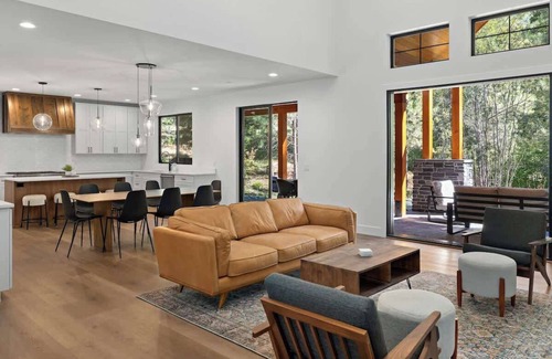 Ronald House | New Luxe Home | Hot Tub, Firepit, BBQ, Chefs Kitch