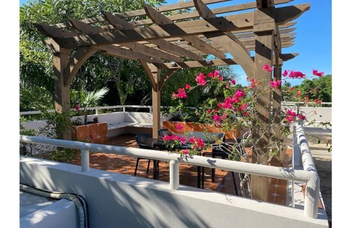 Bacalar Apartment | New Luxe King Bed Studio with Kitchenette, Pool & Private Rooftop Terrace
