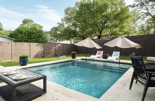 Chestnut House | New Luxe Poolside Stay Balcony Views Outdoor BBQ