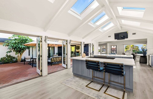 La Jolla Shores House | New Luxe Remodel,Walk to Beach, Ocean Views, Spa