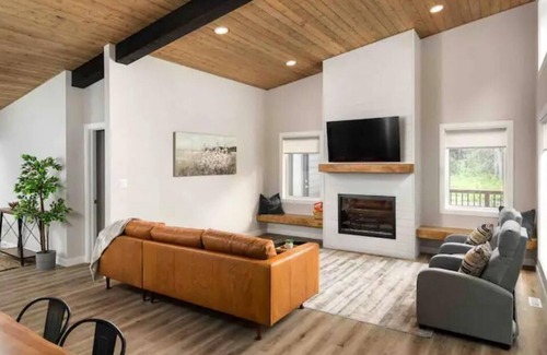 Strathclair Cabin | New luxurious 3 BR w/hot tub. Mins to Clear Lake!